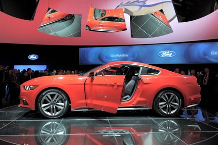 Ford chính thức ra mắt chiếc Mustang 2015 - 12 Và phiên bản Mustang 2015 coupé cùng người mẫu Ala Mulally